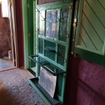 Antigo cabideiro em madeira com espelho . Mede; 180x100x28