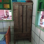Antigo Armário em madeira de demolição , 1 porta e 1 gaveta. Marcas do tempo . Mede: 190x80x33 cm
