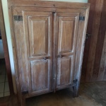 Antigo Armário em madeira de demolição , 2 portas . Marcas do tempo . Mede: 104x46x157 cm