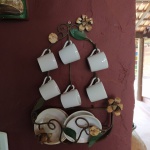 Porta jogo de xícaras de parede ornamentado  em tema florais . Mede: 22x30 cm 