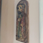 Talha de parede em madeira representando São josé com leve promicromia . Mede: 70x20 cm 