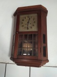Antigo relógio de parede estilo Art Decô- Anos 30 Toca a cada 15 minutos com visor e pêndulo longo . Funcionando em excelente estado . Mede: 45x70x18 cm