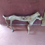 Arte no tronco ( goiabeira ) titulado `cachorro mijão` - autor: natureza. Mede: 120x56x48 cm 