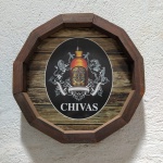 Quadro em madeira rotulados em versão barril com destaque para CHIVAS WHISKY . Ideal para áreas Gourmet . Mede: 30 cm 