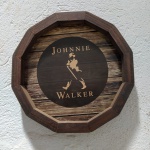 Quadro em madeira rotulados em versão barril com destaque para JOHNNIE WALKER . Ideal para áreas Gourmet . Mede: 30 cm 