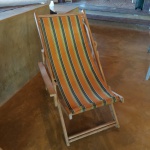Espreguiçadeira em madeira com apoio de tecido . Mede: 130x60 cm 
