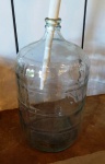 Antigo garrafa  de água em vidro. Mede: 50x27 cm 