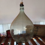 Antigo garrafão em vidro. Mede: 65x30 cm 