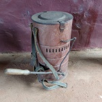 Antigo pulverizador /polvilhadeira em metal - JACTO . Sem testes .Mede: 50x27 cm 
