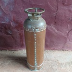 Antigo extintor de incêndio de cobre e bronze da manufatura SPUMEX, peça para colecionador. Medida: 59 cm.