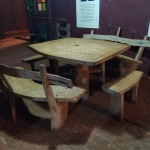 Jogo de mesa e bancos em PEQUI maciças. Medem: 145x80 cm  ( mesa) - 150x70 cm Banco-cadeira