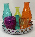 Conjunto de 6 vidros coloridos em diversas cores , tamanhos e desenhos com bandeja em espelho . Mede: 20 cm a bandeja .
