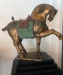 Antigo cavalo em madeira estilo oriental com rica policromia .Remete a Dinastia Tang origem desconhecida .  Apresenta algumas trincas do tempo  . Mede: 90 X 50 X 100 cm