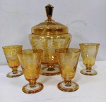 Antiga poncheira em cristal ricamente trabalhado com detalhes em dourado ,  4 taças e concha . Mede: 26x14 cm e copo 10 cm 