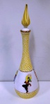 Antiga garrafa em porcelana musical com dançarinos em alto relevo , precisa de manutenção - Mede: 42 cm 