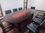 Belíssima Mesa de reunião em madeira maciça  com detalhes em vermelho com pés de metal e 8 cadeiras poltronas  revestidos em courino , Mede: 280 x 120  cm