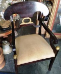 6  Belíssimas cadeiras em madeira  em formato Lira com detalhes em dourado .Marcas do tempo , possui algumas imperfeições  Mede: 67 x 93 x50 cm