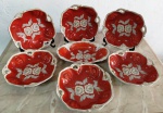 Antigo Jogo de 7 peças em porcelana clavilhetes alemãs na cor vermelho com flores de rosas brancas. Um deles esta colado. Marca: OSCAR SCHLEGELMILCH - HANDARBEIT. Medem: 15 cm e 15x13 cm 