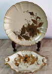 Maravilhoso par de pratos e clavilhete em porcelana alemã com desenhos em ouro. Marca: OSCAR SCHLEGELMILCH - HANDARBEIT. Medem: 30cm  e 26x17 cm