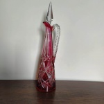 Jarra licoreira em cristal cheko com tons avermelhados  . Mede: 42 cm 