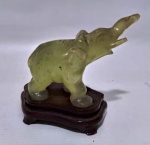 Pequeno elefante em Jade com base de madeira. Pequeno defeiona ponta da tromba. Mede: 6x9 cm