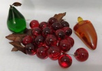 Enfeites de frutas em acrílico polido . Mede: 9x12x18 cm