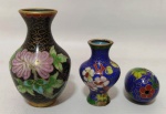 Trio de mini peças em CLOISSONÉ ricamente policromados em motivos florais . Mede: 8 cm a maior peça