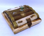 Pequena e antiga caixa confeccionada em osso e madeira ornamentada com metal e pedras . Mede: 6x13x13 cm