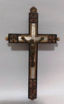 Crucifixo em madeira com detalhes de madre pérola com os passos da paixão - Mede; 15 x7 cm 