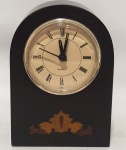 Relógio de mesa inglês em madeira com marcheteria - Art Decô - a pilha - Mede: 5x9x12 cm