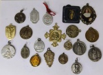 Lote de 20 antigas medalhas religiosas em diversos materiais 