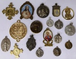Lote de 20 antigas medalhas religiosas em diversos materiais 