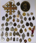 Lote de mais de 20  antigas medalhas religiosas em diversos materiais