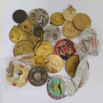 Lote de 20 antigas medalhas militares em diversos materiais 