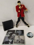 Memorabilia do Elvis - 3 peças - Relógio de parede(precisa de restauro por falta de pêndulo), 6 porta copos e peso de papel (ambos em vidro)