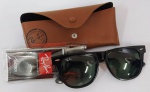 ÓCULOS, ATRIBUIDO ESTILO RAY BAN, COM ESTOJO, NOVO (SEM USO)