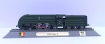 Belíssima miniatura de locomotiva super detalhada em metal c/ partes plásticas, escala 1/160  c/ base/trilho expositora personalizada. SNCB CLASS 12 - BÉLGICA - Aprox. 16 cm.