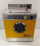 Mini Brinquedo Antigo em lata Lavadora de Roupa da marca Neusa Brinquedos, década de 70, com botões de liga e desliga e marcador de nível de água. A pilha. Não testado
