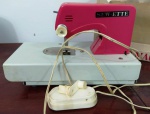 Antiga e  RARA máquina de costura de bonecas japonesa SEW-ETTE na caixa )( sem a tampa) , não testada, mas muito conservada . Mede: xxx