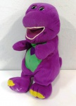 pelúcia do Barney que ao ter a barriguinha apertada, canta a versão completa de `Amo Você` música apresentada no programa de TV do dinossauro mais querido dos últimos tempos. não testado