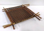Bandeja indigena produzida pela  tribo Xikrim do Cateté, grupo Mebêngôkre da região do sudeste do Pará ,presenteado em 1992, ao proprietário em decorrência de uma expedição na região . Conhecida como TIRIYÓ. Material resistente .