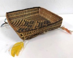 Bandeja indigena produzida pela  tribo Xikrim do Cateté, grupo Mebêngôkre da região do sudeste do Pará ,presenteado em 1992, ao proprietário em decorrência de uma expedição na região . Conhecida como TIRIYÓ., ornamentada com penas. Material resistente .