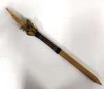 Lança feito produzida pela  tribo Xikrim do Cateté, grupo Mebêngôkre da região do sudeste do Pará,presenteado em 1992, ao proprietário em decorrência de uma expedição na região . Utilizando com ponta osso de veado e madeira ricamente ornamenta. Mede: xx cm
