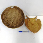 Conjunto de 2 utencílios indígenas confeccionado pela tribos do Pará. Medem: 35 cm a maior peça .