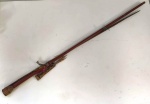 Sarabatana indígena proveniente do estado do Amazonas - Mede: 87 cm - Incluso uma flecha de arco com 4 fincos , apresenta restauro e trincas na ponta .