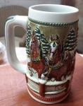 Caneca de Chopp Pequena - Budweiser - Cenas de cavalos - CERAMARTE. Mede: 16 cm