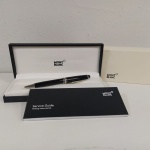 Caneta Esferográfica Montblanc  Classic Platinum . Novo, nunca usada,  Caneta esferográfica com mecanismo twist. Resina preciosa preta. Incrustado com a estrela branca Montblanc. Três anéis de platina com logotipo Montblanc em relevo. Dimensão: 10,2 mm de largura.