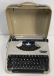 Antiga máquina portátil de escrever OLYMPIA - SPLENDID 33 - no case original . Mede: xx cm