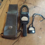 Antigo e Raro Amperímetro/voltímetro fabricado pela  Trub Tauber & Co. de Zurique, Suíça. Em baquelite , bem conservado. Não testado. Bolsa de couro. Mede: 40x10 cm 