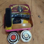 Kit de engraxate WARREN&SONS - LONDON - item de colecionador. ( Contém graxas - Não mais funcionais) , escovas , flanelas e calçadeira. 